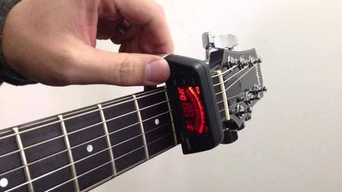 Guitar Capo With Built-In Tuner